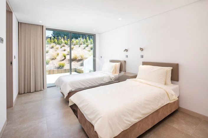 Image No.8-6 Bed House for sale