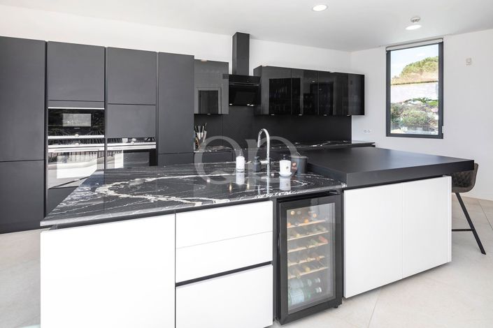 Image No.37-5 Bed House for sale