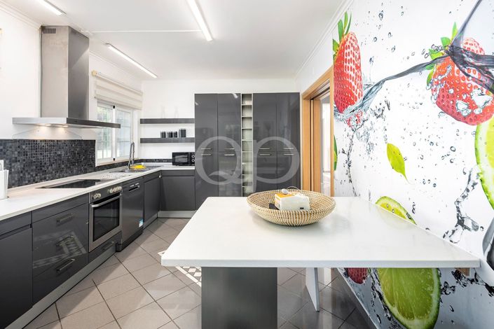 Image No.24-6 Bed House for sale