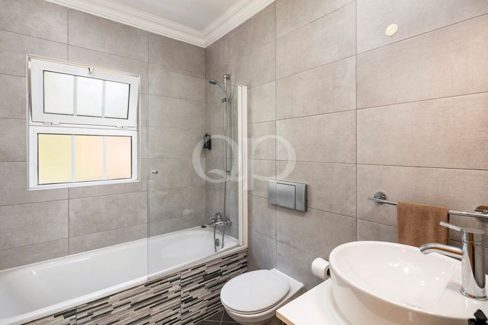 Image No.30-6 Bed House for sale