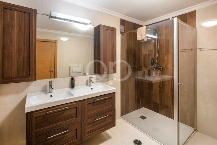 Image No.32-6 Bed House for sale