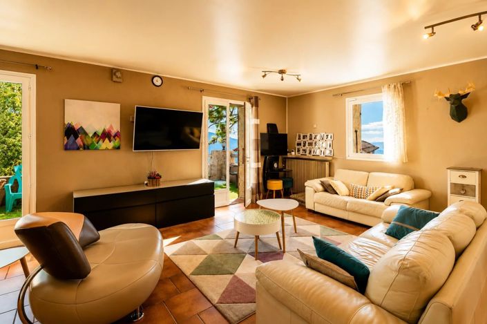 Image No.38-10 Bed House for sale