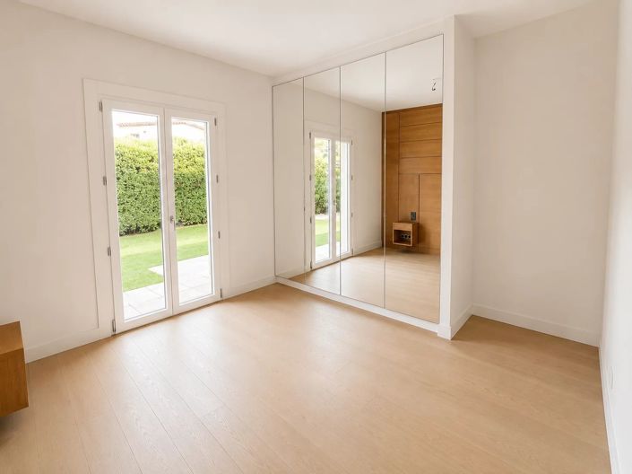 Image No.17-5 Bed House for sale