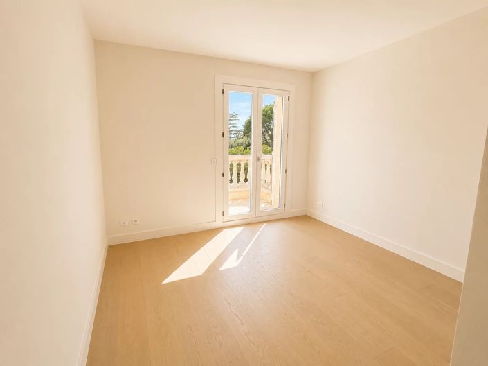 Image No.18-5 Bed House for sale