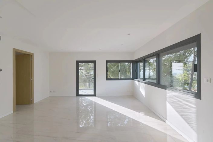 Image No.20-10 Bed House for sale
