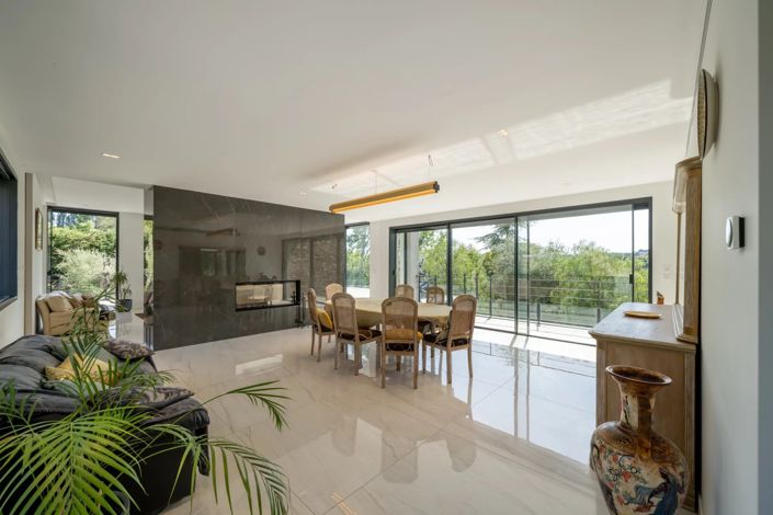 Image No.8-10 Bed House for sale