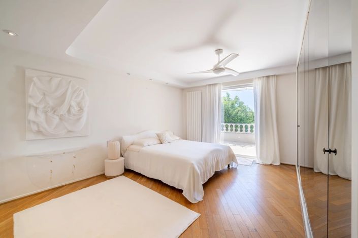 Image No.8-5 Bed House for sale