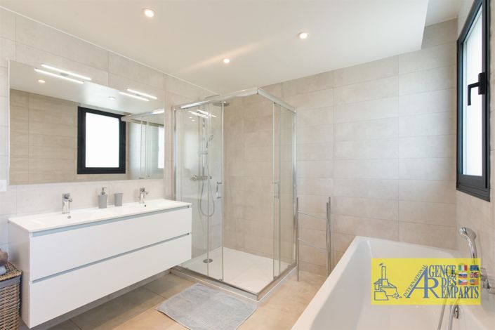 Image No.16-4 Bed House for sale