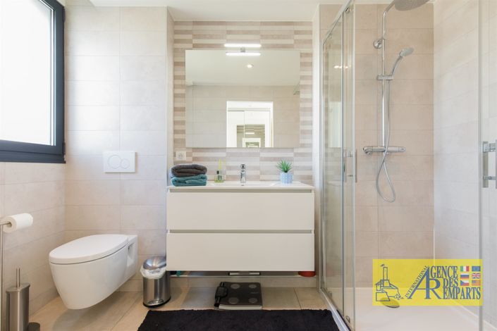 Image No.18-4 Bed House for sale
