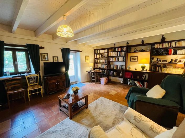 Image No.8-6 Bed House for sale