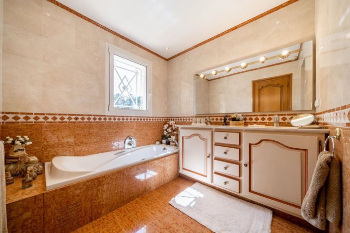Image No.14-4 Bed House for sale