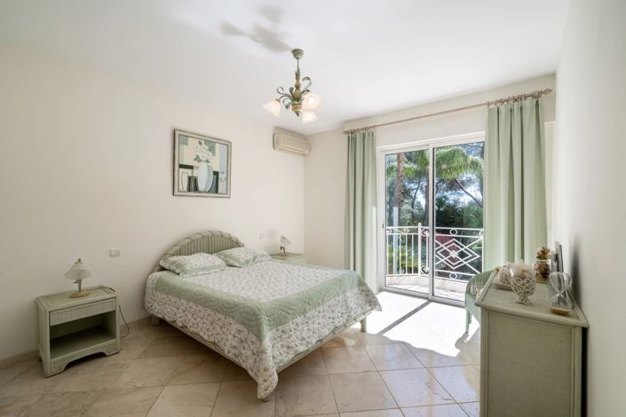 Image No.15-4 Bed House for sale