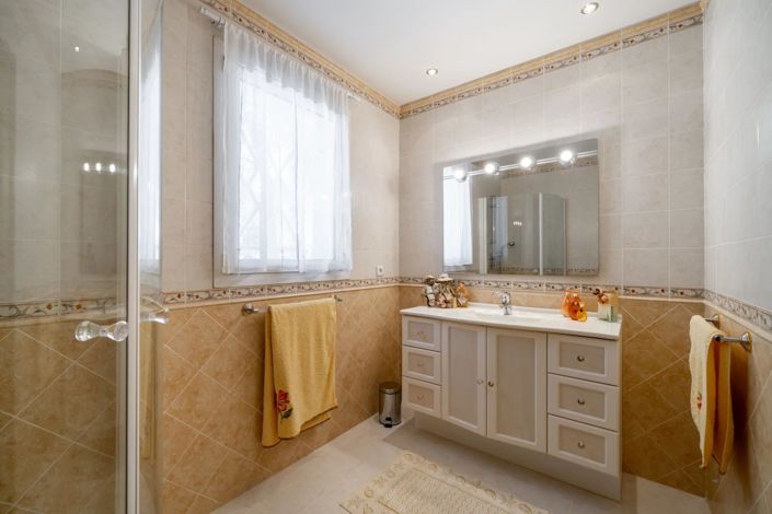 Image No.16-4 Bed House for sale
