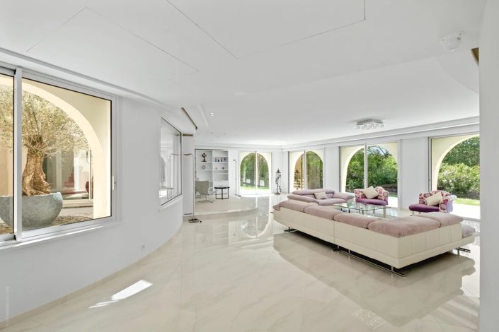 Image No.4-8 Bed House for sale