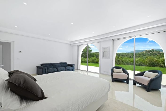 Image No.8-8 Bed House for sale