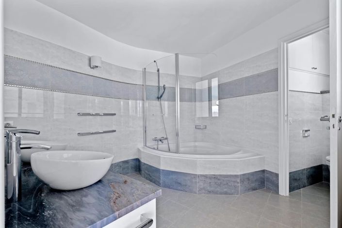 Image No.9-8 Bed House for sale