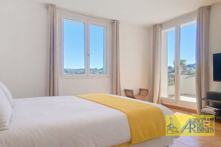 Image No.25-4 Bed House for sale