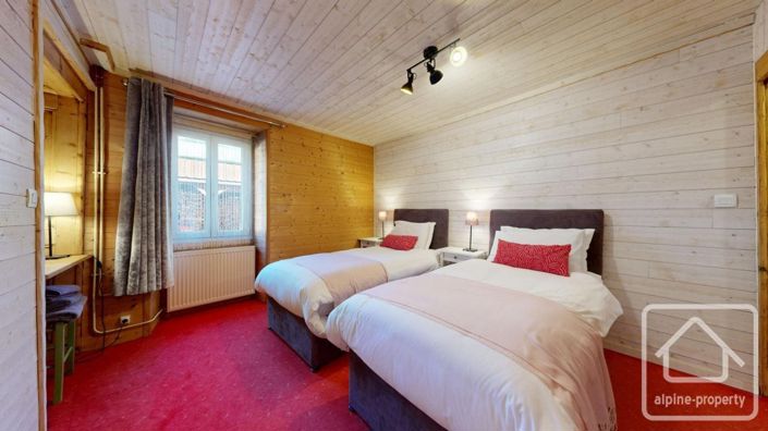 Image No.16-8 Bed Property for sale