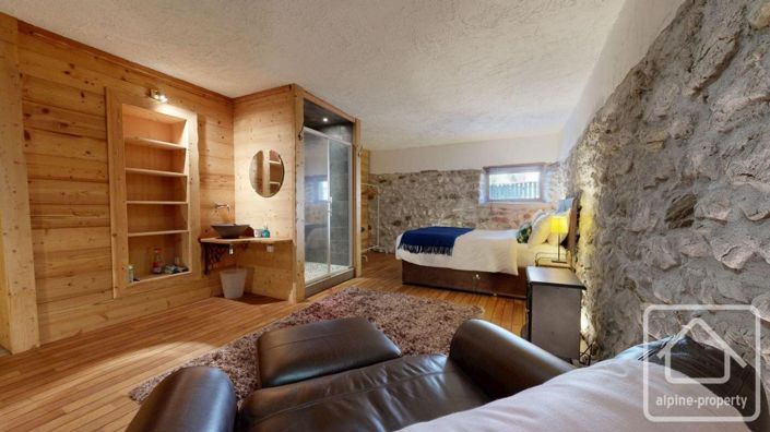 Image No.17-8 Bed Property for sale