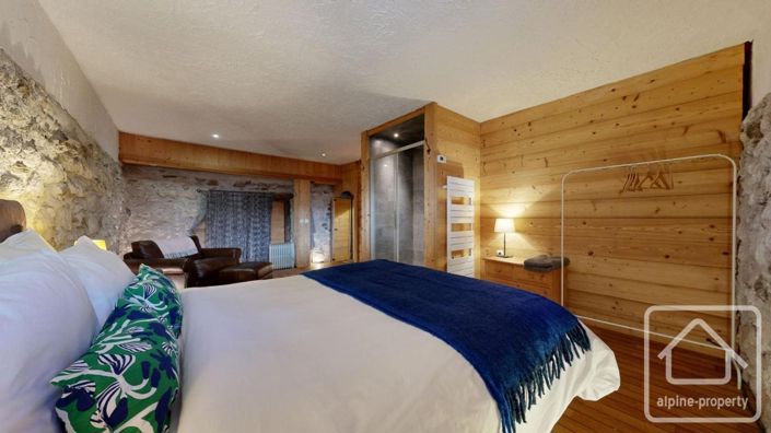 Image No.20-8 Bed Property for sale