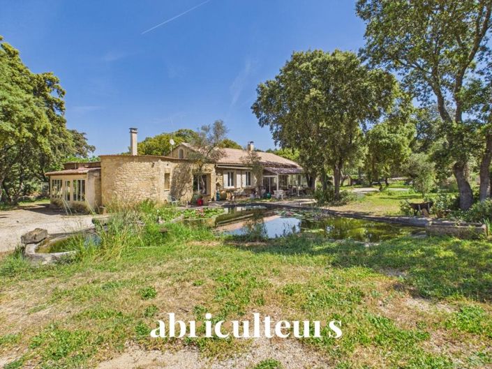 Stone house of 254 m² for sale in Grans (13250)
