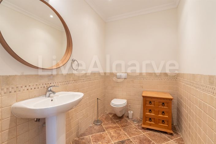 Image No.26-5 Bed House for sale