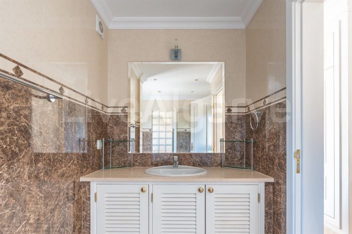 Image No.40-5 Bed House for sale
