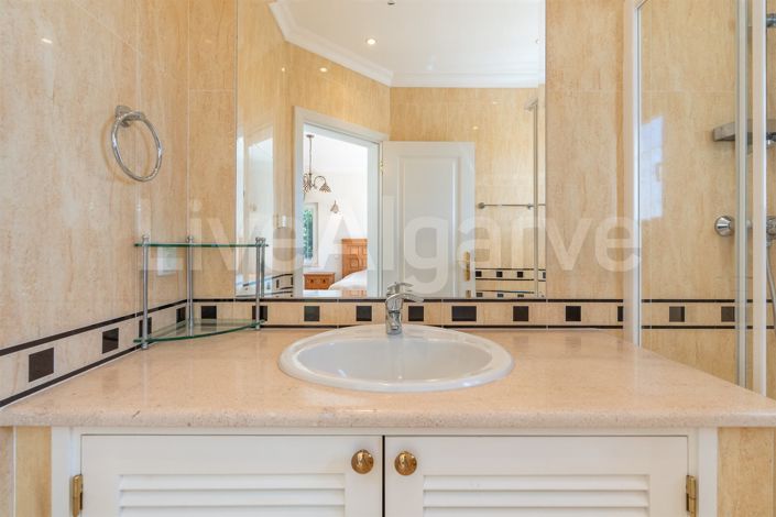 Image No.47-5 Bed House for sale
