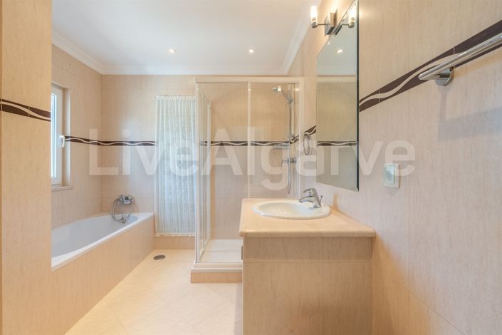 Image No.51-5 Bed House for sale