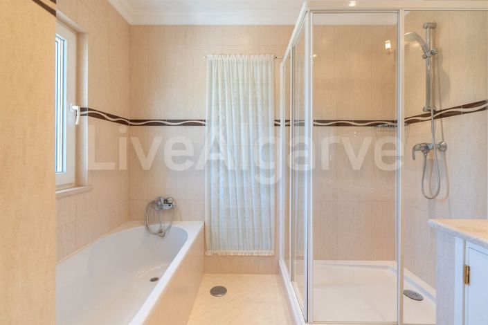 Image No.52-5 Bed House for sale
