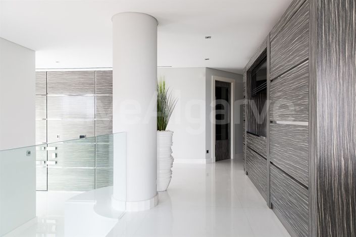 Image No.8-5 Bed House for sale