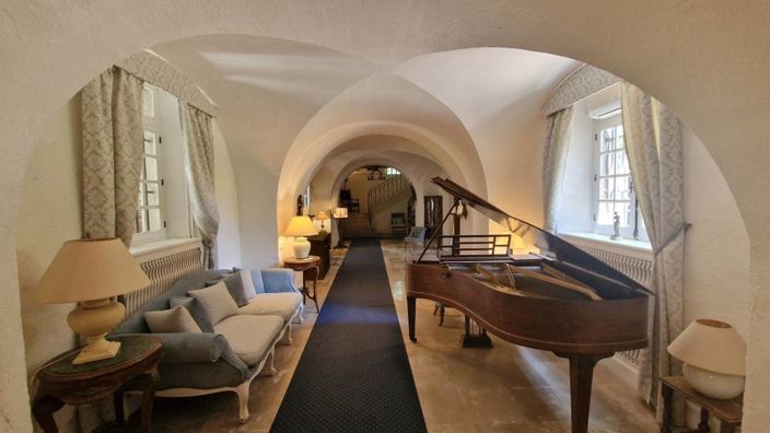 Image No.7-26 Bed Property for sale