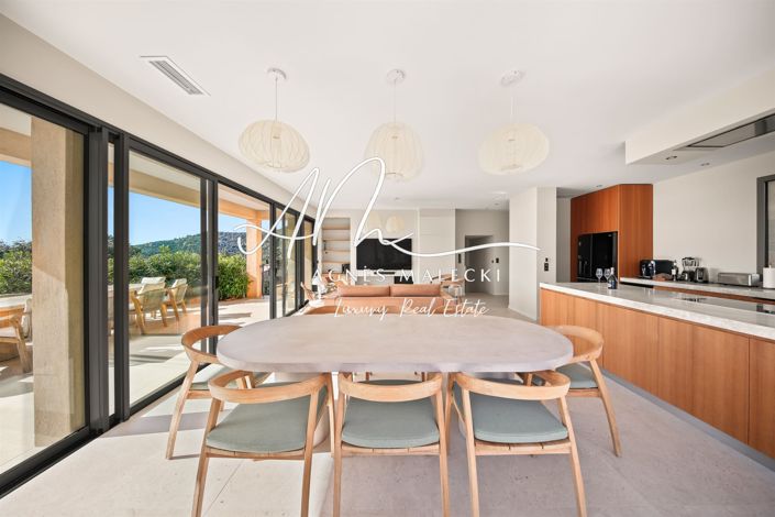 Image No.4-6 Bed House for sale