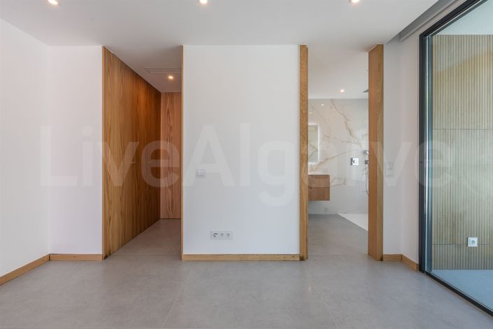 Image No.21-4 Bed House for sale