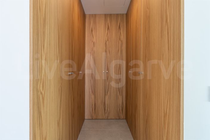 Image No.22-4 Bed House for sale
