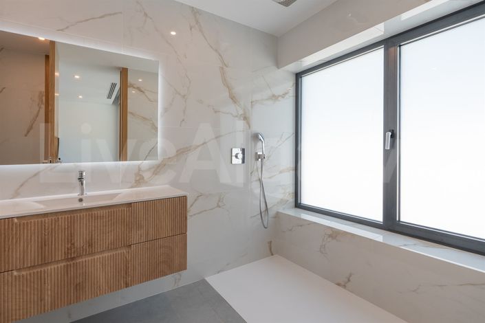 Image No.23-4 Bed House for sale
