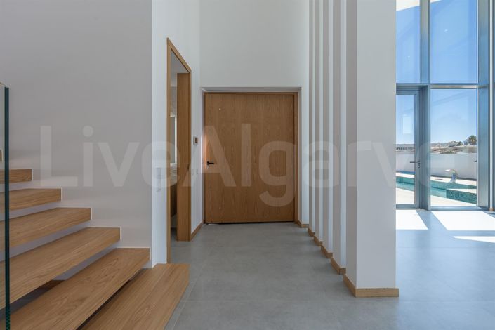 Image No.25-4 Bed House for sale