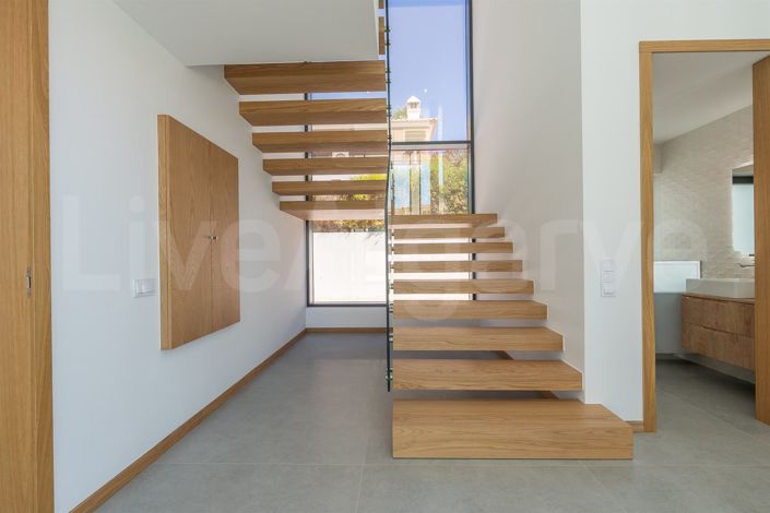 Image No.28-4 Bed House for sale