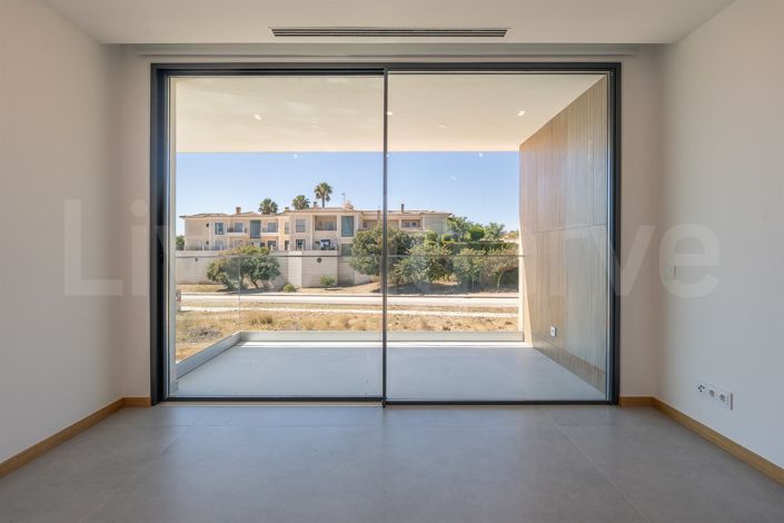 Image No.30-4 Bed House for sale