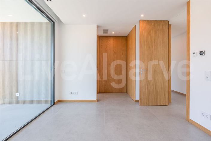 Image No.31-4 Bed House for sale
