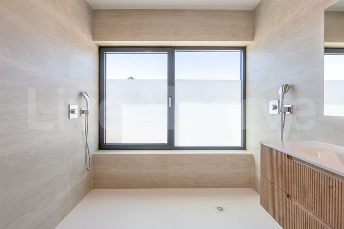 Image No.32-4 Bed House for sale
