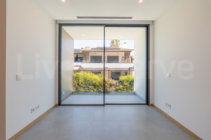 Image No.37-4 Bed House for sale