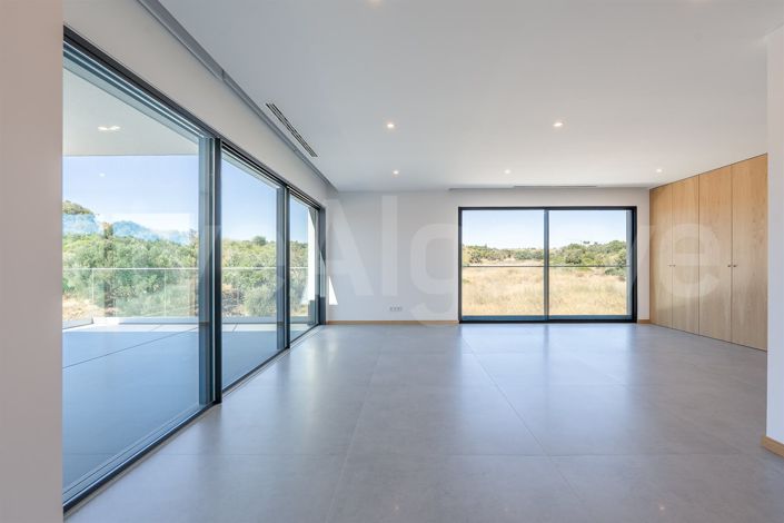 Image No.42-4 Bed House for sale