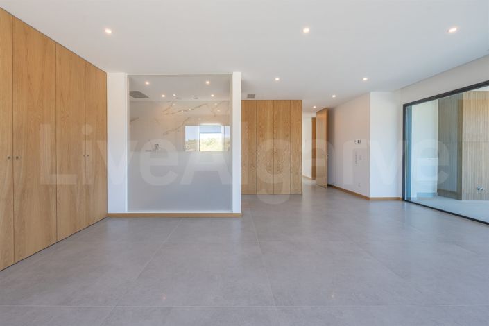 Image No.45-4 Bed House for sale
