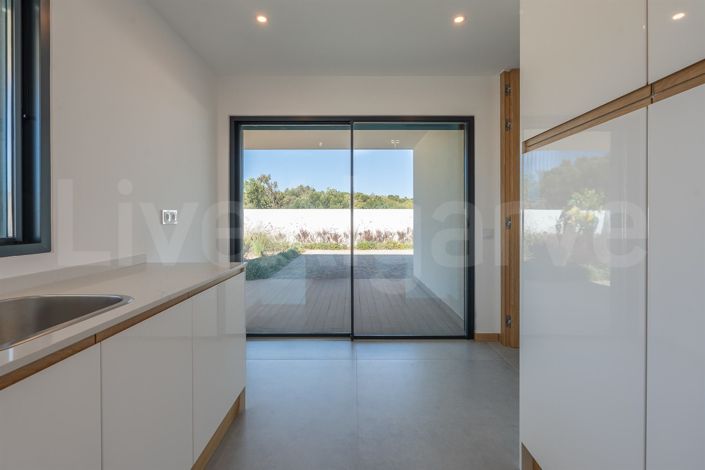 Image No.56-4 Bed House for sale