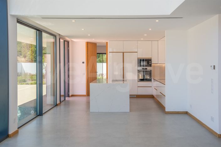 Image No.6-4 Bed House for sale