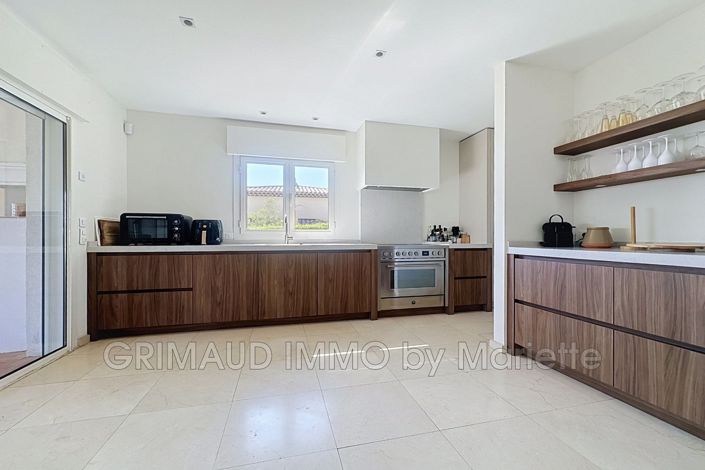Image No.16-6 Bed House for sale