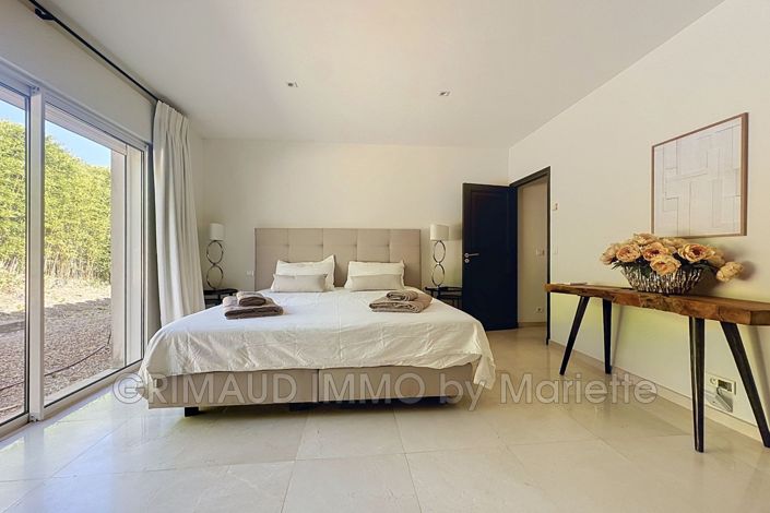 Image No.18-6 Bed House for sale