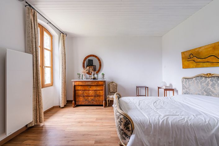 Image No.17-9 Bed Property for sale