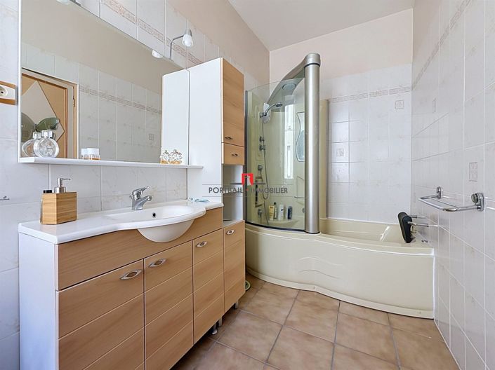 Image No.17-5 Bed House for sale